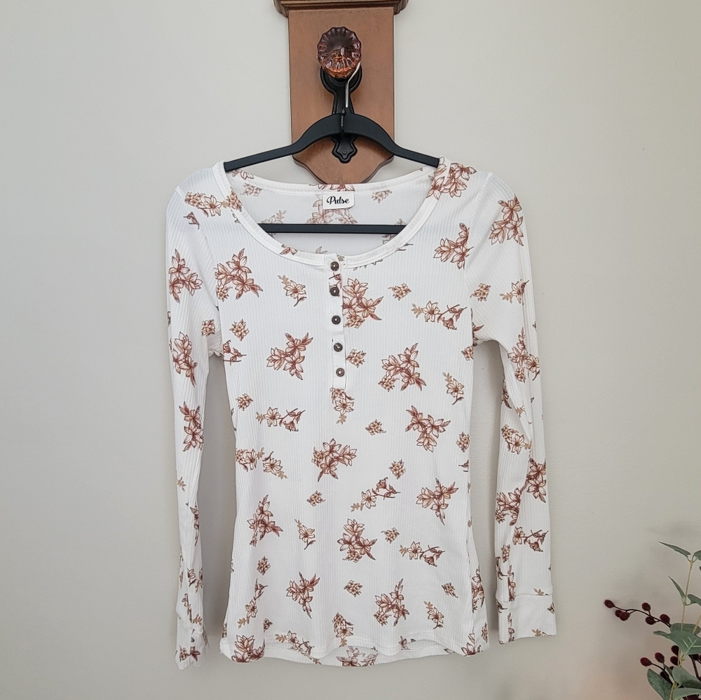 A New Day White Ribbed Henley Top with Brown Floral Print Size S